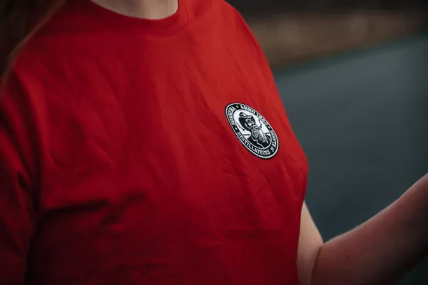 Dames t-shirt met Fedde logo rood - Sonnema